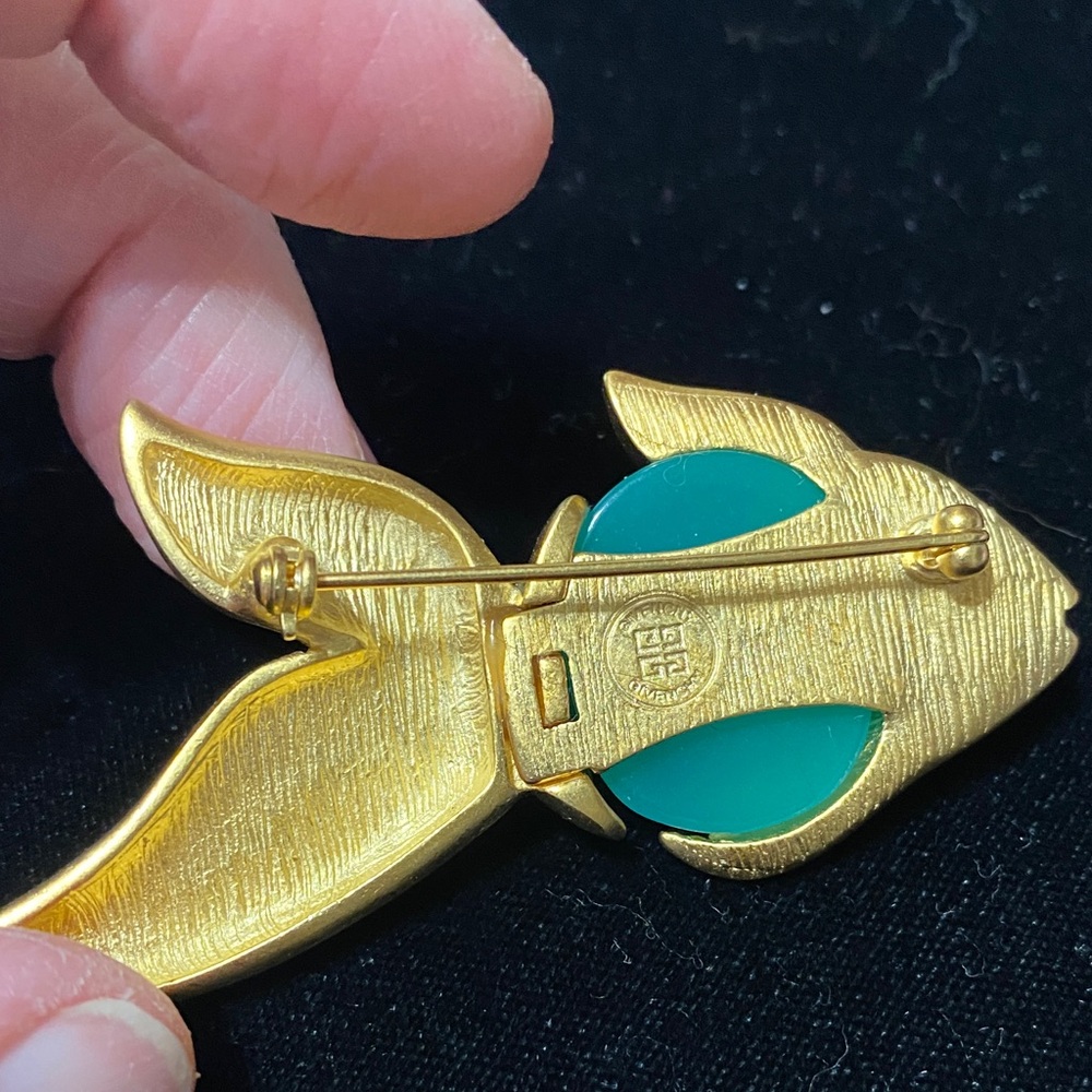 Givenchy vintage Matt gold tone with faux jade belly and eye brooch - Picture 4 of 16